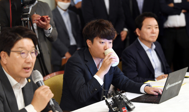국민의힘 이준석 대표가 6일 서울 종로구 삼청동 총리공관에서 열린 윤석열 정부 첫 고위당정협의회에서 물을 마시고 있다. 연합뉴스