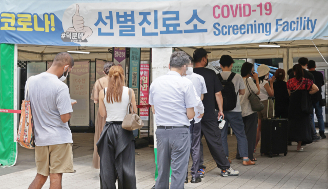 코로나19 유행이 증가세로 돌아선 가운데 6일 2만명에 육박하는 신규 확진자가 발생했다. 중앙방역대책본부는 이날 0시 기준으로 코로나19 확진자가 1만9천371명 늘어 누적 1천843만3천359명이 됐다고 밝혔다. 6일 서울 용산구보건소 선별진료소에서 시민들이 검사를 받기 위해 줄을 서 있다. 연합뉴스