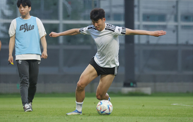 대한민국 축구 국가대표팀 손흥민이 6일 오후 경기도 성남시 성남FC클럽하우스에서 열린 아마추어팀과의 조기 축구 경기에서 드리블을 하고 있다. 연합뉴스
