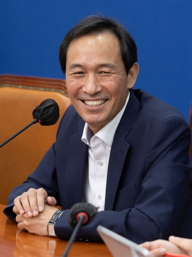 더불어민주당 우상호 비상대책위원장이 6일 국회에서 비공개 당무위원회를 마친 후 기자간담회를 하고 있다. 연합뉴스