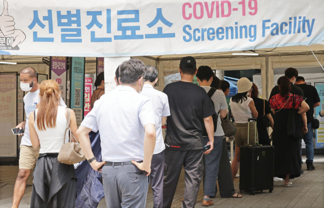 코로나19 유행이 증가세로 돌아선 가운데 6일 2만명에 육박하는 신규 확진자가 발생했다. 중앙방역대책본부는 이날 0시 기준으로 코로나19 확진자가 1만9천371명 늘어 누적 1천843만3천359명이 됐다고 밝혔다. 6일 서울 용산구보건소 선별진료소에서 시민들이 검사를 받기 위해 줄을 서 있다. 연합뉴스