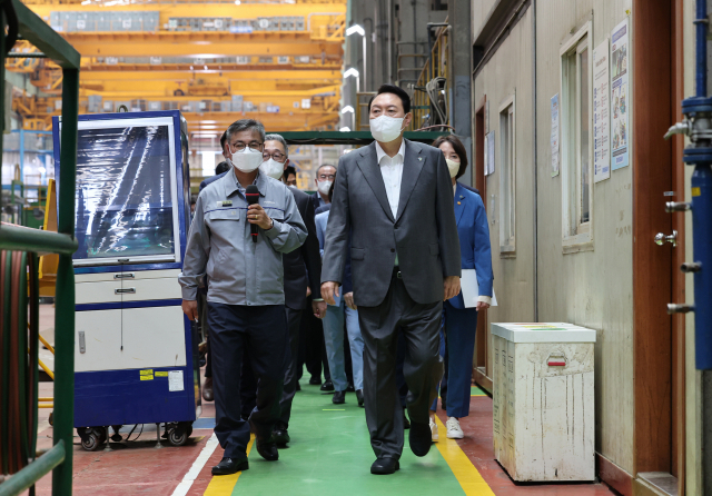 윤석열 대통령이 22일 오전 경남 창원시 두산에너빌리티를 방문해 생산현장(원자력공장)을 시찰하고 있다. 연합뉴스