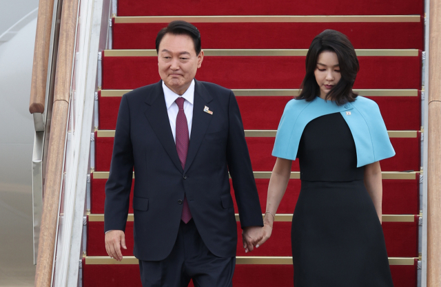 북대서양조약기구(NATO·나토) 정상회의 참석을 위해 3박5일간의 스페인 마드리드 방문을 마친 윤석열 대통령과 김건희 여사가 1일 성남 서울공항에 도착, 공군 1호기에서 내리고 있다. 연합뉴스