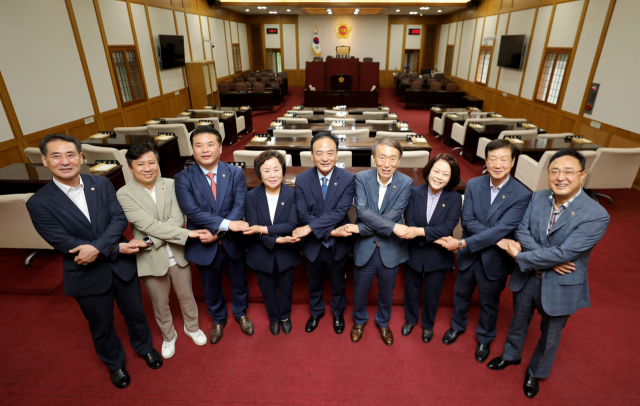 제9대 전반기 대구시의회 확대의장단(의장단상임위원장단)이 지난 7일 시의회 본회의장에서 서로 손을 맞잡고 배려와 존중을 바탕으로 협치하는 대구시의회 실현을 위한 의지를 다지고 있다. 사진 왼쪽부터 이동욱, 김지만, 전경원, 이영애, 이만규, 하병문, 이태손, 임인환, 김재우시의원. 김영진 기자 kyjmaeil@imaeil.com