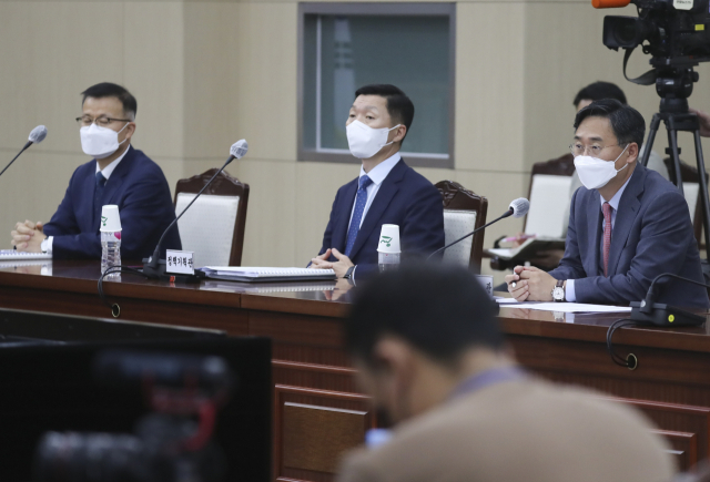 신범철 국방부 차관과 국방부 관계자들이 7일 오전 서울 용산구 국방부에서 열린 더불어민주당 서해 공무원 사망사건 TF 4차 회의에서 김병주 TF 단장의 발언을 경청하고 있다. 연합뉴스