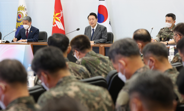 윤석열 대통령이 6일 오전 충남 계룡대에서 열린 전군 주요지휘관회의에서 발언하고 있다. 연합뉴스