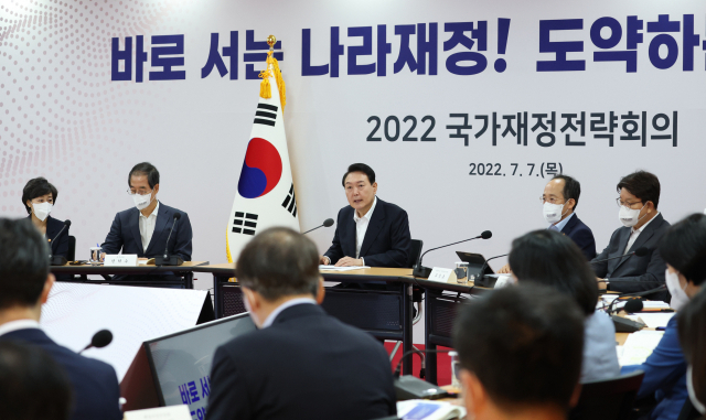 윤석열 대통령이 7일 오전 충북 청주시 충북대학교에서 새정부 5년간의 국가재정운용방향을 논의하는 2022 국가재정전략회의를 주재하고 있다. 연합뉴스