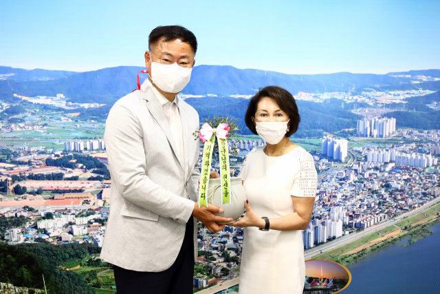 김재욱 칠곡군수가 고 백선엽 장군의 장녀 백남희 씨에게 백 장군의 유언을 구두로 전달받은 후 다부동 흙을 담아 평화를 상징하는 올리브 나무를 심은 화분을 전달하고 있다. 칠곡군 제공