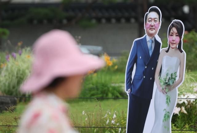 7일 청와대 분수대 앞에 윤석열 대통령과 영부인 김건희 전 코바나 대표의 등신대가 등장해 시선을 끌고 있다. 연합뉴스