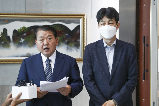 김병주 더불어민주당 서해 공무원 사망사건 TF 단장이 7일 서울 용산구 국방부에서 TF 4차 회의를 마친 뒤 브리핑하고 있다. 오른쪽은 윤건영 의원. 연합뉴스