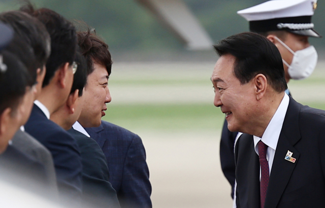 북대서양조약기구(NATO·나토) 정상회의 참석을 위해 3박5일간의 스페인 마드리드 방문을 마친 윤석열 대통령이 1일 성남 서울공항에 도착, 영접 나온 국민의힘 이준석 대표와 인사하고 있다. 연합뉴스