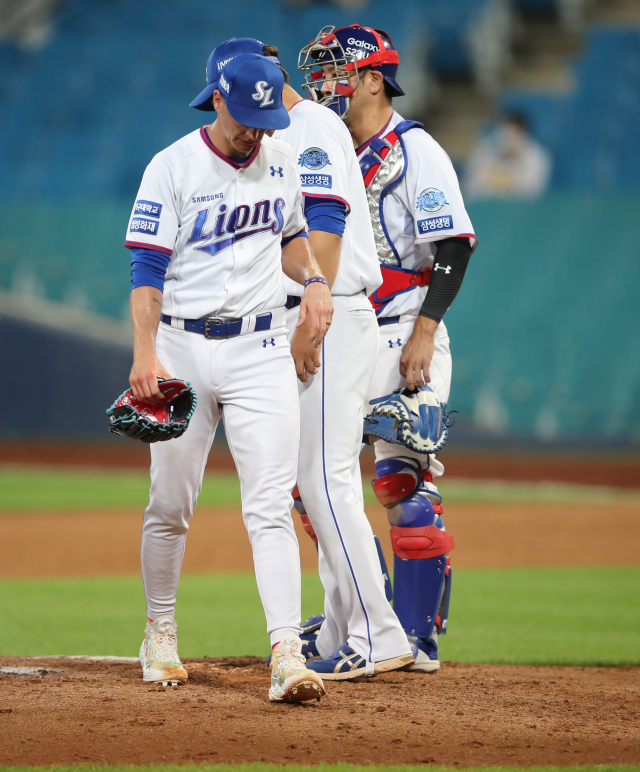 삼성라이온즈 데이비드 뷰캐넌이 7일 대구삼성라이온즈파크에서 열린 LG트윈스전에서 3⅔이닝 7실점을 기록하고 조기 강판되고 있다. 삼성라이온즈 제공