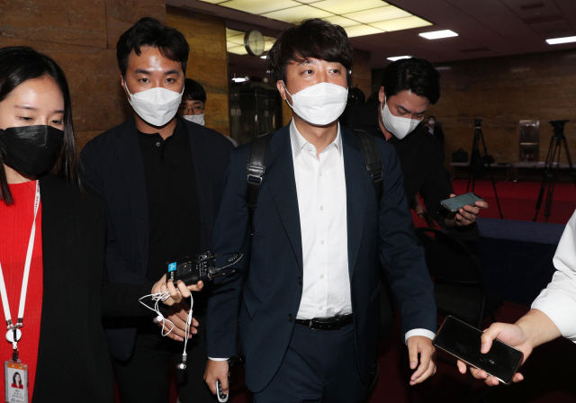 국민의힘 이준석 대표가 5일 오후 국회 당 대표실에서 열린 비공개회의를 마친 뒤 국회를 나서고 있다. 연합뉴스