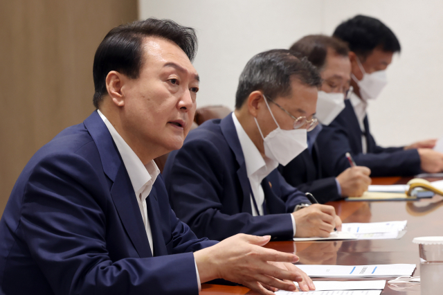윤석열 대통령이 8일 오전 서울 용산 대통령실 청사에서 열린 제1차 비상경제민생회의를 주재하고 있다. 연합뉴스