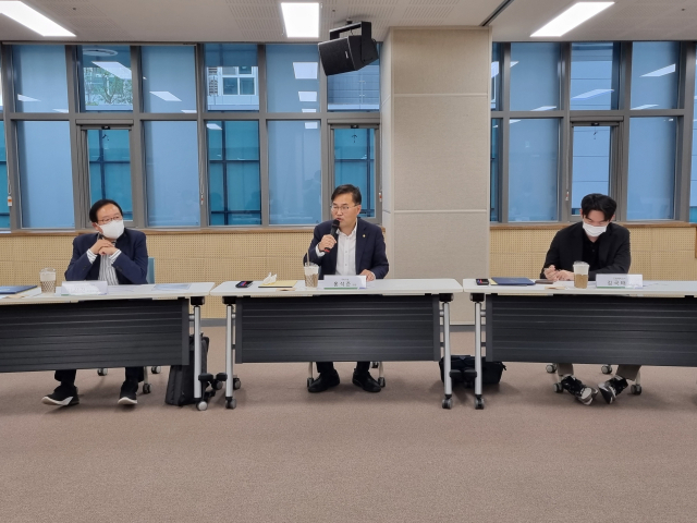 홍석준(가운데) 국회의원이 8일 오후 대구스케일업허브에서 열린 대구경북경제과학연구원 설립 간담회에서 발언하고 있다. 채원영 기자