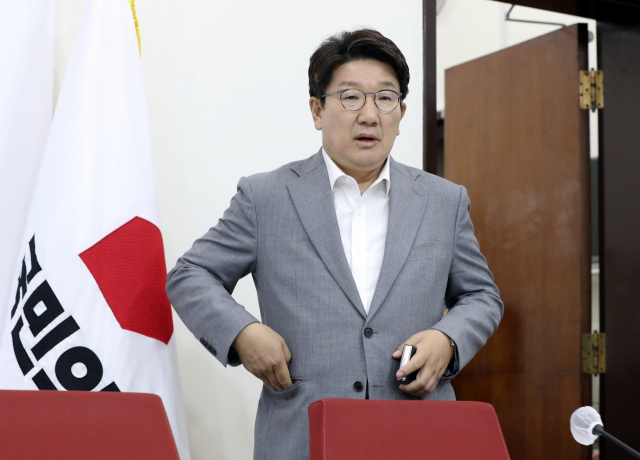 국민의힘 권성동 원내대표가 8일 오후 서울 여의도 국회 원내대표실에서 최고위원들과 비공개 면담을 가진 후 브리핑을 하기 위해 입장하고 있다. 연합뉴스