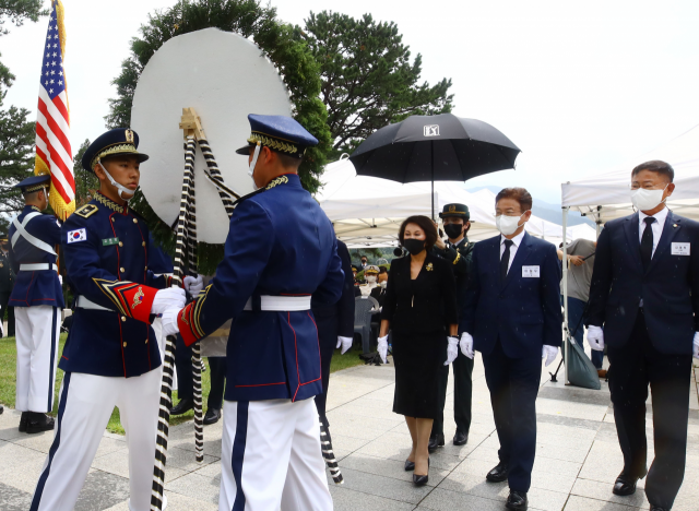 고 백선엽 장군 2주기 추모식에서 김재욱 칠곡군수, 이철우 경북도지사, 백 장군의 장녀 백남희 씨(오른쪽부터)가 헌화하고 있다. 칠곡군 제공