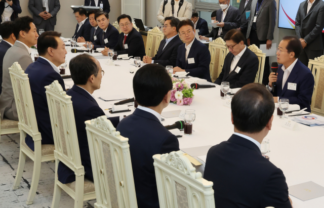 8일 오후 서울 용산 대통령실 청사에서 열린 제1차 민선 8기 시·도지사 간담회에서 홍준표 대구시장이 인사말을 하고 있다. 연합뉴스
