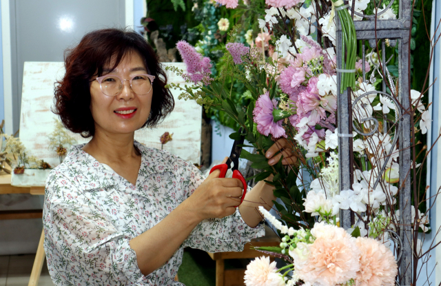 화훼장식 작품을 만들고 있는 박점희 대표. 이화섭 기자.