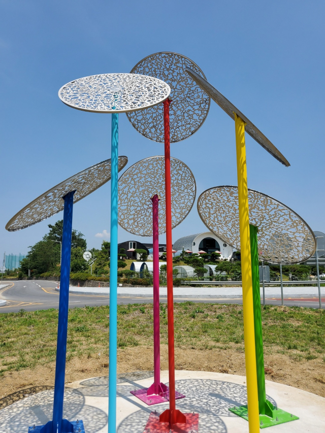 상주시 함창읍 교촌 회전교차로에 명주를 모티브로 하는 알록달록한 이색 조형물이 등장했다. 고도현 기자