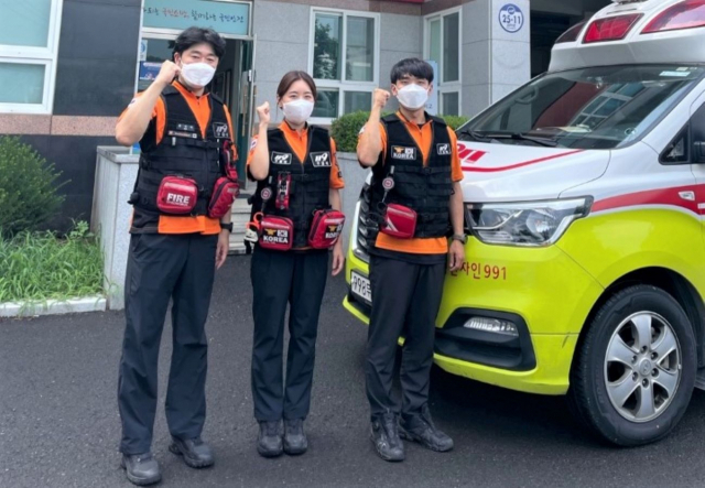 지난 8일 경북 경산시의 만삭 임신부 김모 씨를 구급차로 이송하던 중 응급분만을 도운 경산소방서 자인119안전센터 소속 구급대원 손인석 소방교와 이지현 소방사, 박해민 소방사. 경북소방본부 제공