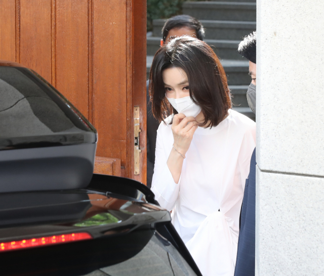 윤석열 대통령 부인 김건희 여사가 16일 오후 고 전두환 전 대통령 부인 이순자 씨를 예방한 뒤 서울 서대문구 연희동 자택을 나서고 있다. 연합뉴스