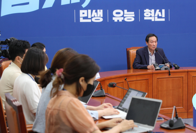 더불어민주당 우상호 비상대책위원장이 10일 국회 대표실에서 열린 취임 한 달 기자간담회에서 발언하고 있다. 연합뉴스