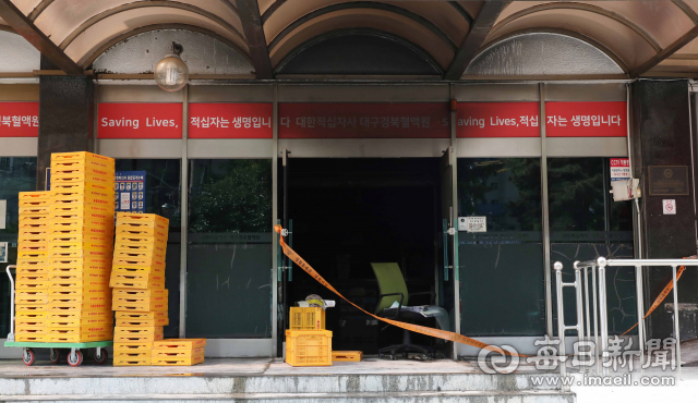 10일 오전 대구 중구 달성동 대한적십자사 대구경북혈액원 건물이 불에 타 시커멓게 그을려 있다. 이 불로 건물 내부 약 412㎡와 냉동실 등 소방서 추산 6천300만 원의 재산피해가 나고, 혈액제제 7천600 유니트가 폐기됐다. 정운철 기자 woon@imaeil.com