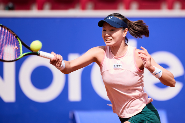 지난 9일 스웨덴 베스타드에서 열린 여자프로테니스(WTA) 125K 시리즈 노디아오픈(총상금 11만5천 달러) 단식 결승에서 우승을 차지한 대구시청 소속 장수정. 연합뉴스