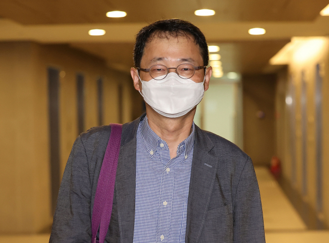 송옥렬 공정거래위원장 후보자가 6일 인사청문회 준비 사무실이 마련된 서울 중구 한국공정거래조정원에 출근하고 있다. 연합뉴스