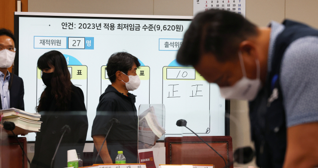 30일 오전 세종시 정부세종청사 최저임금위원회 회의실에서 열린 제8차 전원회의에서 내년도 최저임금을 9천620원으로 결정됐다. 근로자 위원인 이동호 한국노총 사무총장이 고민하는 표정을 하고 있다. 왼쪽편은 공익위원들이 회의장을 나서고 있다. 연합뉴스