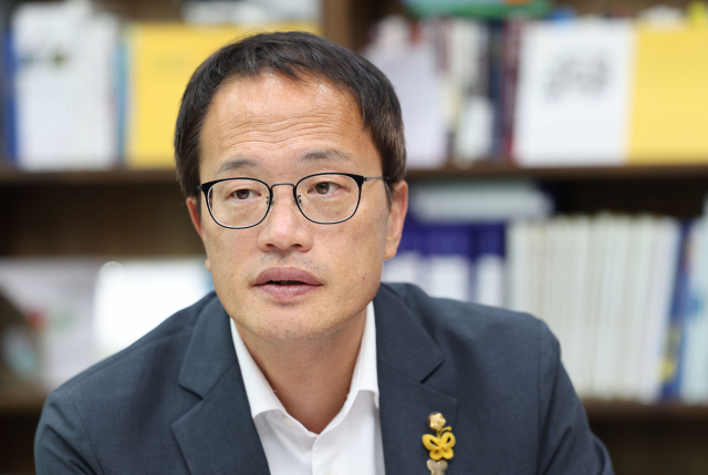 당 대표 선거 출마를 선언한 더불어민주당 박주민 의원이 서울 여의도 국회 의원회관에서 연합뉴스와 인터뷰하고 있다. 연합뉴스