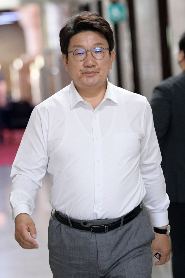 국민의힘 권성동 원내대표가 8일 오후 서울 여의도 국회에서 최고위원들과 비공개 면담을 가진 후 언론 브리핑을 위해 원내대표실로 향하고 있다. 연합뉴스