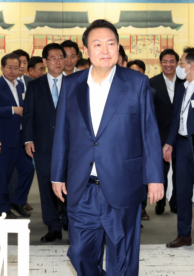 윤석열 대통령이 8일 오후 서울 용산 대통령실 청사에서 열린 제1차 민선 8기 시·도지사 간담회 참석을 위해 이동하고 있다. 연합뉴스