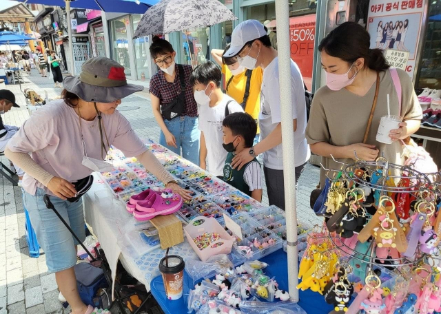 안동원도심이 모처럼만에 활기를 되찾았다. 안동시와 안동상권르네상스사업추진단이 8일부터 10일까지 안동원도심 고객감사 바캉스 페스티벌을 열어 다양한 경품과 콘텐츠로 소비자들의 발길을 끌어 냈다. 안동시 제공