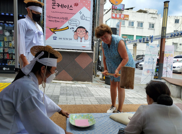 안동원도심이 모처럼만에 활기를 되찾았다. 안동시와 안동상권르네상스사업추진단이 8일부터 10일까지 안동원도심 고객감사 바캉스 페스티벌을 열어 다양한 경품과 콘텐츠로 소비자들의 발길을 끌어 냈다. 안동시 제공