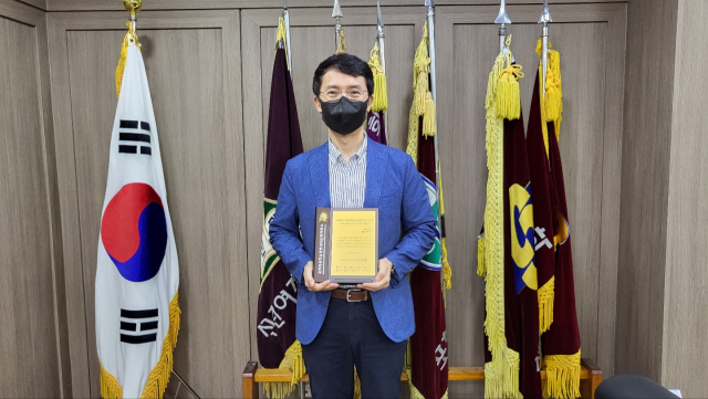 송용 선린대 총장직무대행이 11일 국가 지속가능경영 컨퍼런스에서 받은 