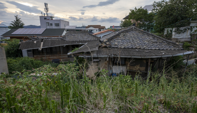 대구 달성군에 위치한 빈집 모습. 사람들의 발길이 끊겨 잡초만 무성히 자라고 있다. 김영진 기자 kyjmaeil@imaeil.com