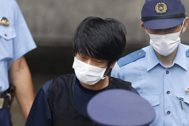 선거 유세 중이던 아베 신조 전 일본 총리를 총으로 쏴 살해한 야마가미 데쓰야(41)가 10일 일본 나라현 서부경찰서에서 검찰로 송치되고 있다. 그는 불만을 품은 특정 종교 단체에 아베 전 총리가 연관돼 있다고 생각해 범행을 저질렀다고 진술했다. 연합뉴스