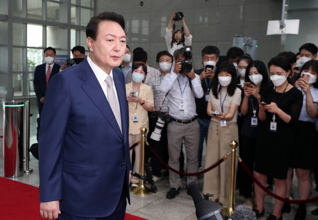 윤석열 대통령이 8일 오전 서울 용산 대통령실 청사로 출근하며 취재진의 질문에 답하고 있다. 연합뉴스