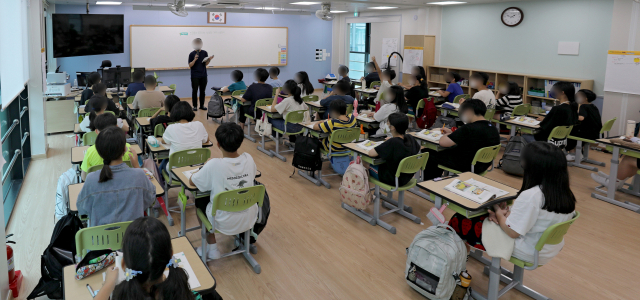 11일 오후 대구 시내의 한 초등학교 모듈러 교실에서 학생들이 수업을 듣고 있다. 김영진 기자 kyjmaeil@imaeil.com
