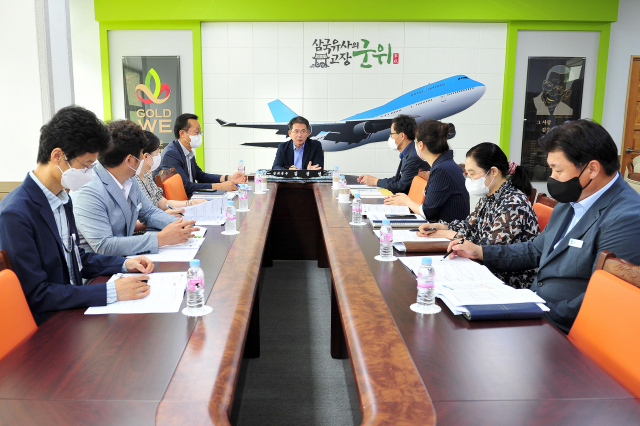 경북 군위군은 김진열 군수에게 민선 8기에 추진할 군정의 주요 업무를 보고하고, 현안 사업 추진 상황과 문제점, 해결 방안들을 점검했다. 군위군 제공