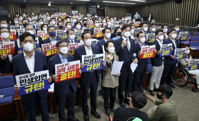 11일 오후 국회에서 열린 더불어민주당 의원총회에서 우상호 비상대책위원장과 박홍근 원내대표 등 참석 의원들이 