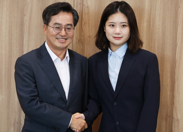 더불어민주당 박지현 전 비대위원장이 11일 오후 경기도 수원시 경기도청에서 김동연 경기도지사와 비공개 면담에 앞서 악수하고 있다. 연합뉴스