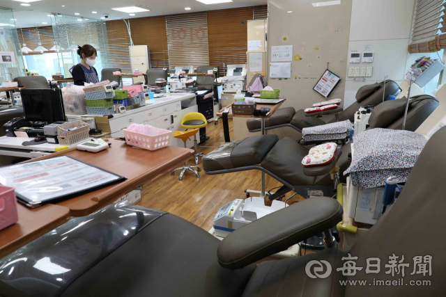 11일 오후 대구경북혈액원 화재로 인해 성분헌혈 예약이 대거 취소되자 대한적십자사 헌혈의집 중앙로센터가 썰렁한 모습을 보이고 있다. 정운철 기자 woon@imaeil.com