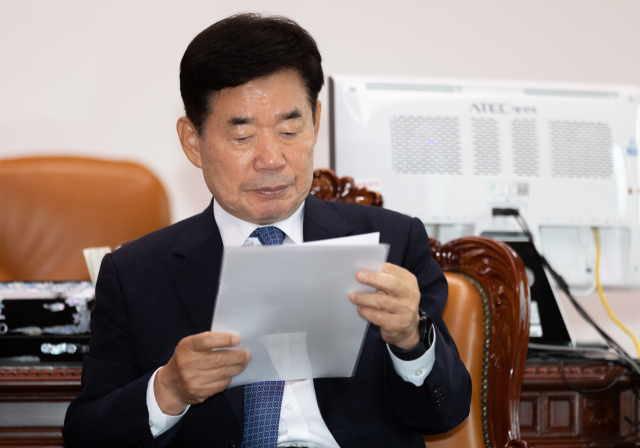 김진표 국회의장이 5일 오후 윤석열 대통령의 축하 난을 전달하기 위해 국회의장실을 예방하는 김대기 대통령실 비서실장을 기다리며 서류를 살펴보고 있다. 연합뉴스