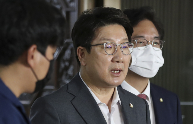 국민의힘 권성동 원내대표가 11일 오후 국회에서 의원총회를 마친 뒤 발언하고 있다. 국민의힘은 이날 의원총회를 통해 