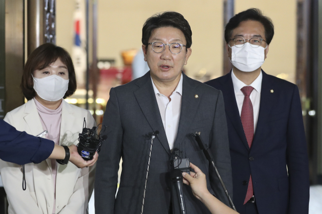 국민의힘 권성동 원내대표가 11일 오후 국회에서 의원총회를 마친 뒤 발언하고 있다. 국민의힘은 이날 의원총회를 통해 