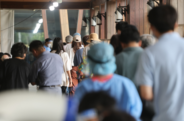 코로나19 신규 확진자 수가 반등세를 보이면서 여름 재유행의 초입에 들어선 가운데 지난 11일 오전 서울 송파구 보건소 선별진료소에서 시민들이 검사를 받기 위해 대기하고 있다. 연합뉴스