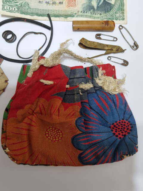 임석균 씨의 어머니 고 우남천 씨가 지니고 다녔다는 주머니와 그 속의 물품들. 가족 제공.